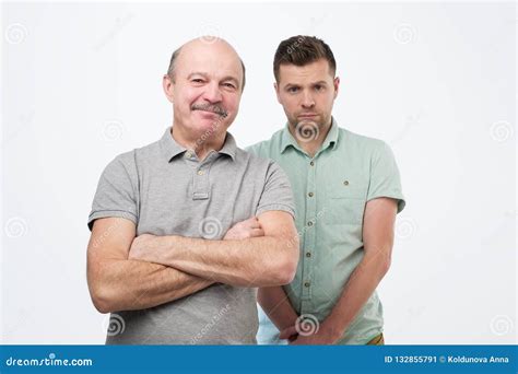 Retrato Del Padre Y Del Hijo Sonrientes Con El Brazo Alrededor Del Wile