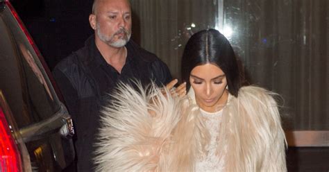 Kim Kardashian porte une robe longue transparente à son arrivée au