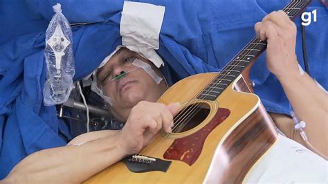 V Deo Produtor Musical Toca Viol O Enquanto M Dicos Retiram Tumor