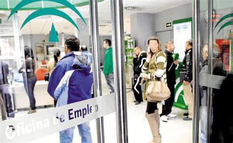 Andalucía lidera la bajada del paro en diciembre y cierra 2017 con 825