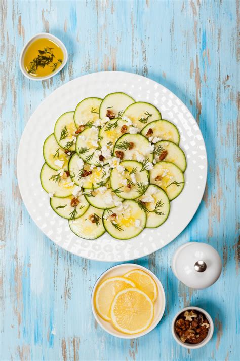 Recette carpaccio de courgettes à la feta et noix concassées Marie Claire