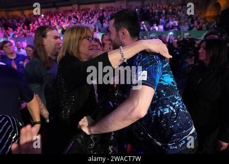 Luke Humphries Celebra Con Su Familia Despu S De La Victoria Sobre Luke