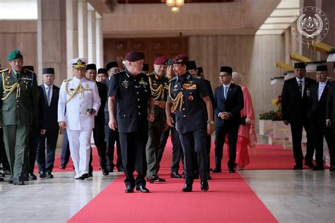 Agong Berkenan Persembah Warkah Persilaan Ke Istiadat Pertabalan