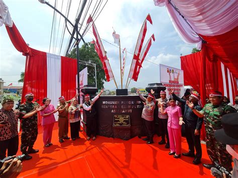 Pengrajin Bendera Merah Putih Asli Garut Diabadikan Dalam Sebuah