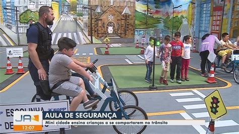 pista 3D crianças aprendem sobre trânsito em mini cidade criada em