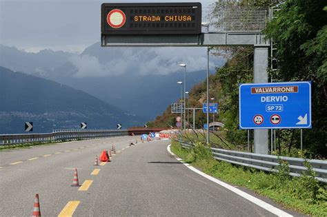 Frana Nella Notte Strada Statale Chiusa All Altezza Di Bellano