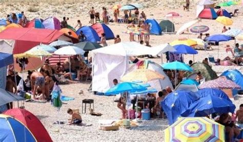 Giornalista Filma Lo Sgombero Di Una Tendopoli In Spiaggia Presa A