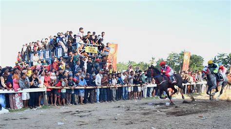 Ribuan Orang Padati Arena Pacuan Kuda Tradisi Syawalan Masyarakat Di