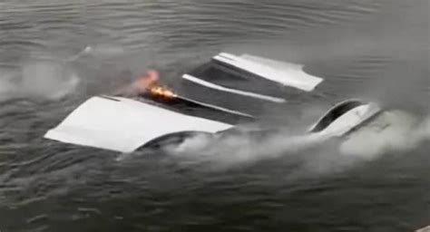 Tesla Model X Tetap Terbakar Di Air Bukti Sulitnya Memadamkan Api