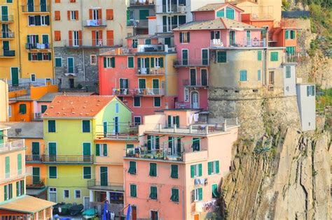 Calles Coloridas De Manarola Con Vistas A La Pintoresca Costa Foto