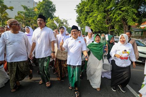 Gus Muhaimin Jalan Sehat Sarungan Bareng Puluhan Ribu Santri