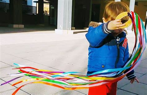 pozo Víspera ojo baile con cintas de colores toma una foto Potencial