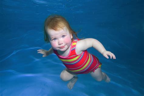 Baby Goes Underwater In Bath - baby bath tub hk