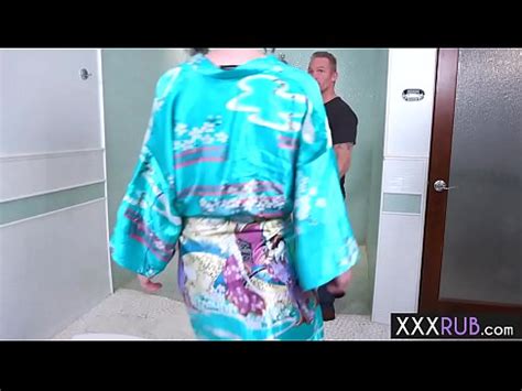 MILF Cachonda Con Grandes Tetas Masajea La Gran Polla De Un Cliente