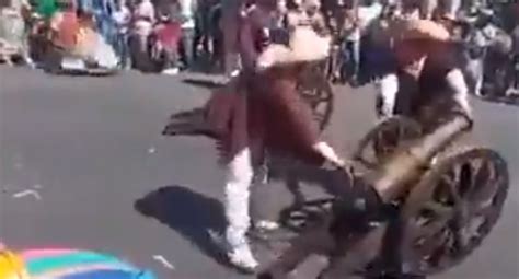 Video Ca N Explota En Mano De Un Hombre En Carnaval En Huejotzingo