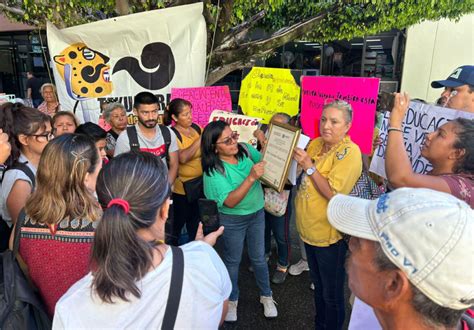 Protestan Padres De Familia Y Alumnos Ante Al Iebem Para Denunciar