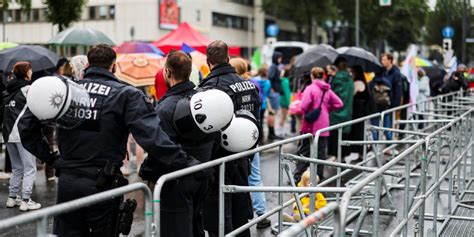 Afd Bundesparteitag In Essen Polizist Gegen Kopf Getreten Fahndung