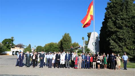 Izado De Bandera En Reconocimiento A La Labor De Los Profesionales Del