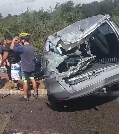 Mulher Perde Controle Do Carro E Derruba Poste Na Rota Do Sol Em Natal