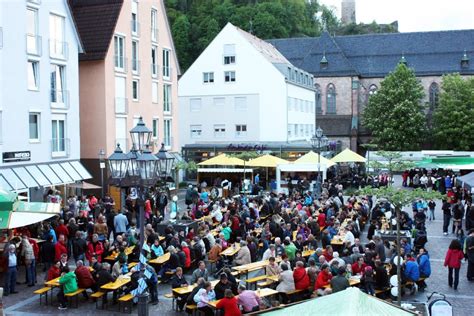 Hausach Viele Gäste tanzen vor der Bühne Kinzigtal Schwarzwälder Bote