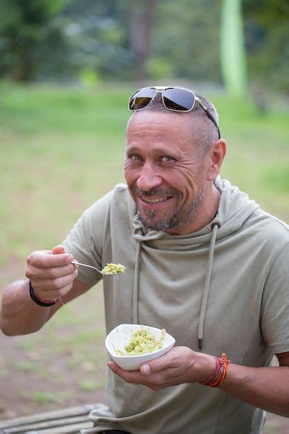 Conceito De Pessoas E Estilo De Vida Feliz Homem De Meia Idade Comendo