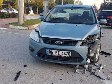 İki otomobilin çarpıştığı kaza kamerada Son Dakika