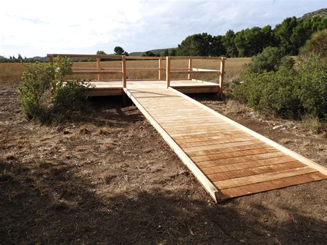 Plateforme d observation ornithologique à Eyguières Les Marais du