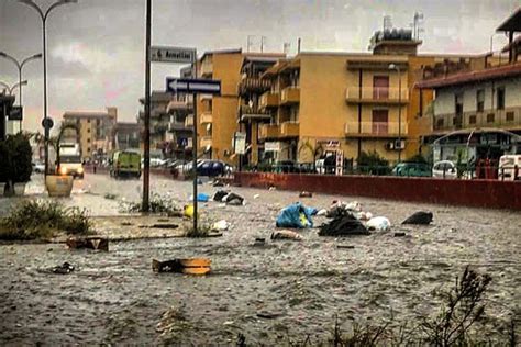 Grandine Vento E Rifiuti Trascinati Dallacqua Via Crispi E Via