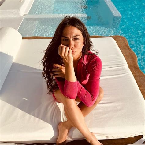 Ünlü oyuncu Demet Özdemir in tatil pozları rekor kırdı