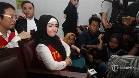 Roro Fitria Menangis Mengaku Tak Terima Divonis Hukuman Tahun