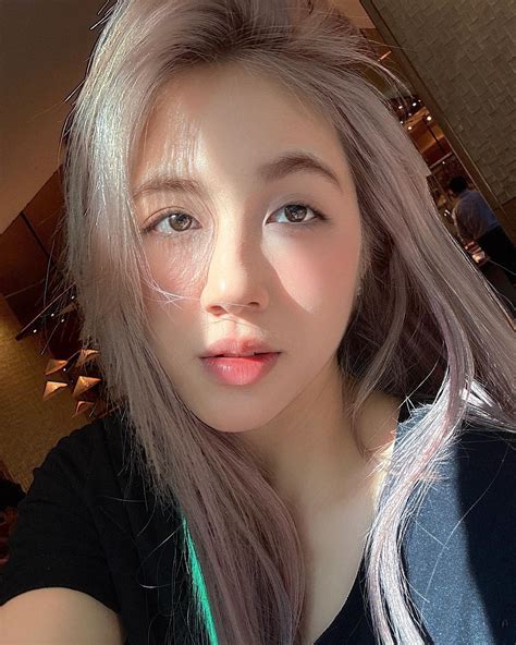 Đăng ảnh kề má thân mật với hot girl nóng bỏng nam streamer khiến CĐM