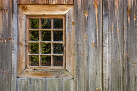 La Ventana Vieja De La Casa De Madera Vieja Fondo De Paredes De Madera