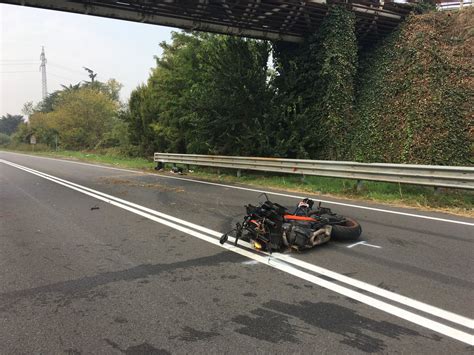 Moto Contro Il Guardrail Si Spezza In Due Enne Soccorso In Codice