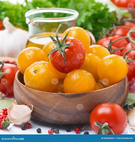 Tomates De Cereja Amarelos E Vermelhos Na Bacia De Madeira Azeite