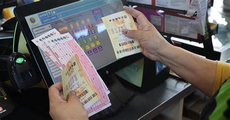 Powerball Mega Millions Jackpots Soar To A Combined 1 1 Billion Cbs