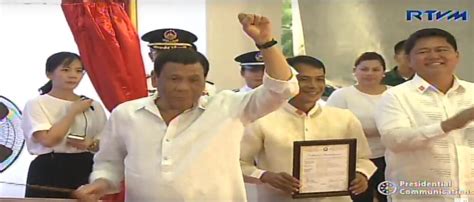 Duterte rings, kisses Balangiga bell at turnover ceremony | GMA News Online