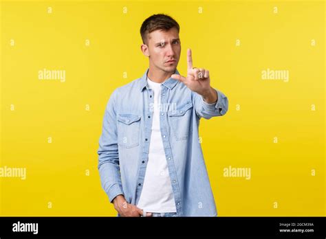 Lifestyle Menschen Emotionen Und Sommer Freizeit Konzept Ernst Aussehende Unzufrieden Blonde