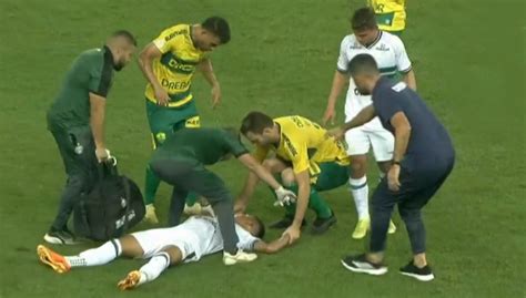 Jogador do Coritiba passa mal e deixa o campo de ambulânciaJogada 10