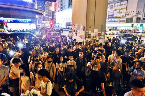 【修例风波】旺角警署再有人群聚集 警举橙旗警告 星岛日报