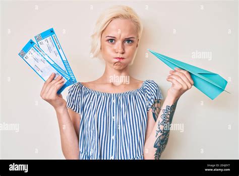 Junge Blonde Frau Mit Tattoo H Lt Papier Flugzeug Und Bordkarte Puffing