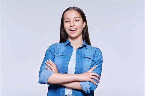 Retrato de una hermosa adolescente sonriente mirando a la cámara con un