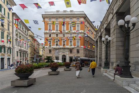 G Nova Italia De Septiembre De Vista A Lo Largo De La Calle