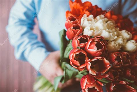 Florister A Masculina Haciendo Hermoso Ramo En La Tienda De Flores