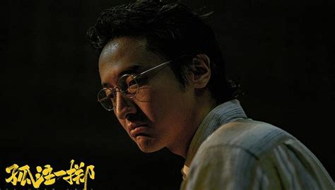 《孤注一擲》超5億點映票房刷新中國影史紀錄，暑期檔“黑馬”預定 點映首日便收穫175億票房成績的《孤注一擲》，呈現出了暑期檔“黑馬”之姿。