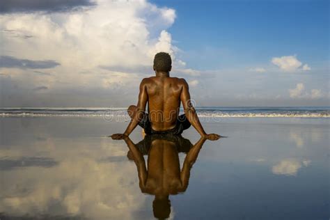 Homem Afro Americano Preto Atrativo E Relaxado Novo Corpo Apto E A