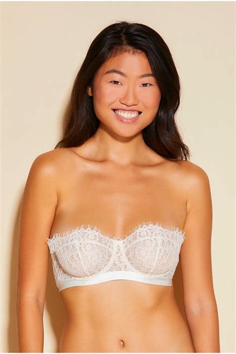 20 Best Strapless Bras For All Breast Sizes