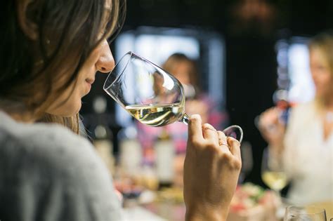 C Mo Catar Un Vino Correctamente Y En Tres Simples Pasos Bodega Laus