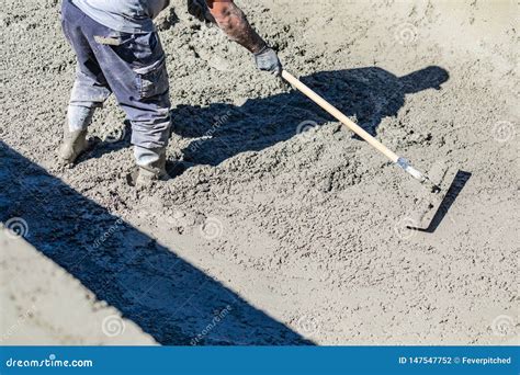 Funcionamiento Del Trabajador De Construcci N De La Piscina Con Un