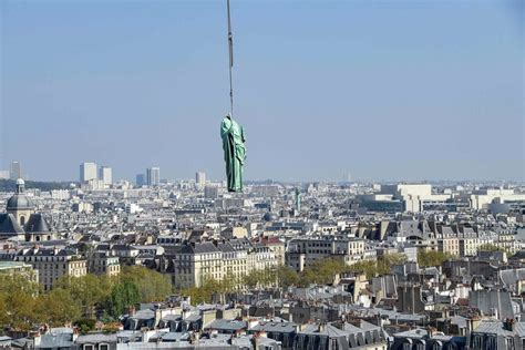 Insolite Les Statues De Notre Dame De Paris Senvolent Pour être Restaurées