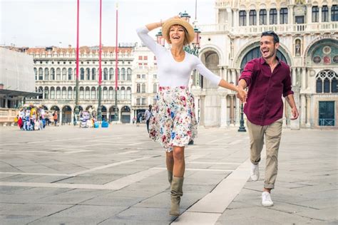 Pareja joven divirtiéndose durante su visita a venecia turistas que